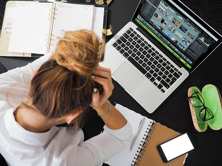 Frau sitzt vor dem Computer und ist verzweifelt
