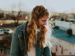 Artikel Frühjahresmüdigkeit junge Frau