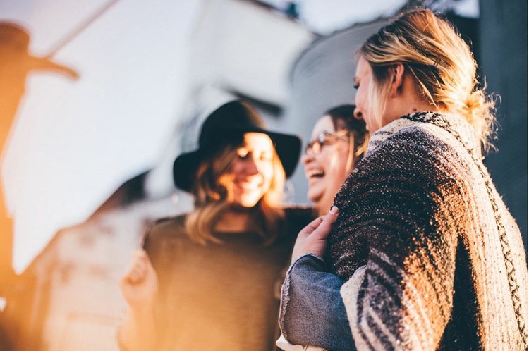 Bipolare Störung - Eine Gruppe von Frauen lacht zusammen
