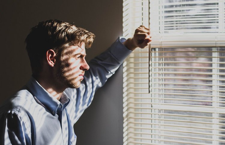 Artikel Frühjahrsmüdigkeit Mann vor einem Fenster