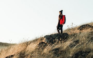 Artikel Stressabbau: Frau auf einem Hügel