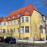 Außenansicht der Oberberg Tagesklinik Hannover, großes gelbes Gebäude
