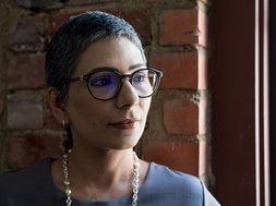 Artikel Sei gut zu dir Selbst! Frau vor Backsteinwand