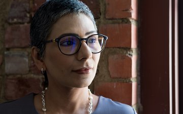 Artikel Sei gut zu dir Selbst! Frau vor Backsteinwand