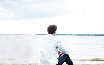 Burnout - Ein Mann sitzt am Strand