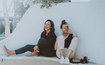 2 lachende Frauen