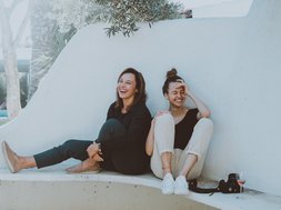 2 lachende Frauen
