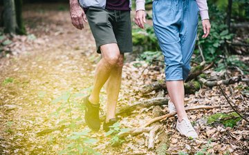 Therapeutin im Gespräch mit ihrem Patienten bei einem erholsamen Waldspaziergang