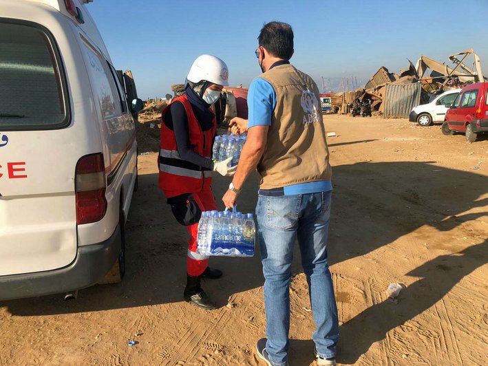 Explosion Beirut:Mitarbeiter einer Hilfsorganisation mit Wasser