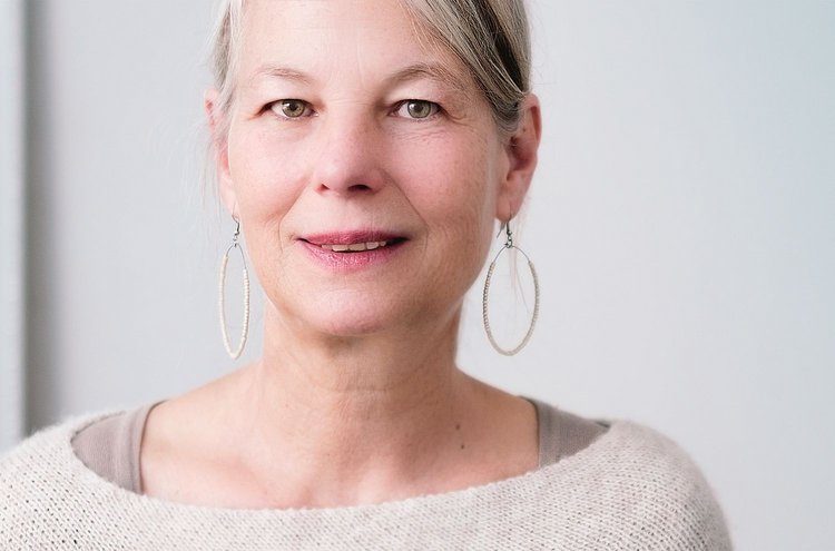 Wie gehe ich mit Midlife-Crisis um? Frau blickt zuversichtlich