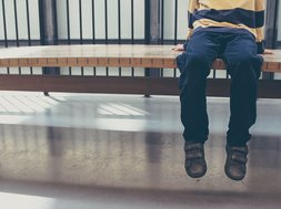 Artikel Kinder Kind sitzt auf Bank