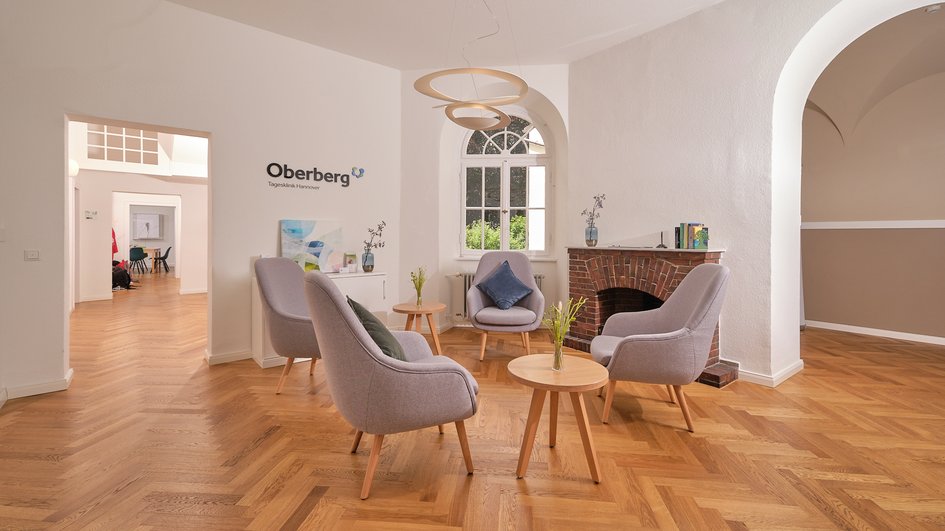 gemütliche Sitzecke mit Sesseln und Kamin