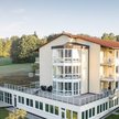 Die Oberberg Fachklinik Rhein-Jura aus der Vogelperspektive. Im Hintergrund Wiesen und Bäume. 