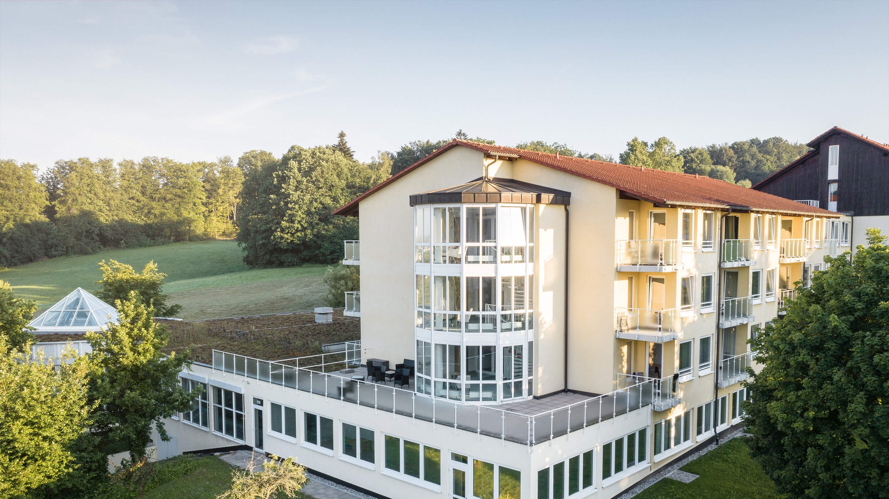 Die Oberberg Fachklinik Rhein-Jura aus der Vogelperspektive. Im Hintergrund Wiesen und Bäume. 