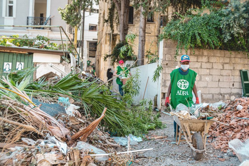 Explosion Beirut: Zerstörtes Gebäude mit Mitarbeiter einer Hilfsorganisation