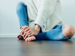 Artikel Zwangsstörungen Frau sitzt auf dem Boden