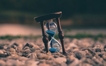 Artikel Trauerbewältigung: Sanduhr im Boden