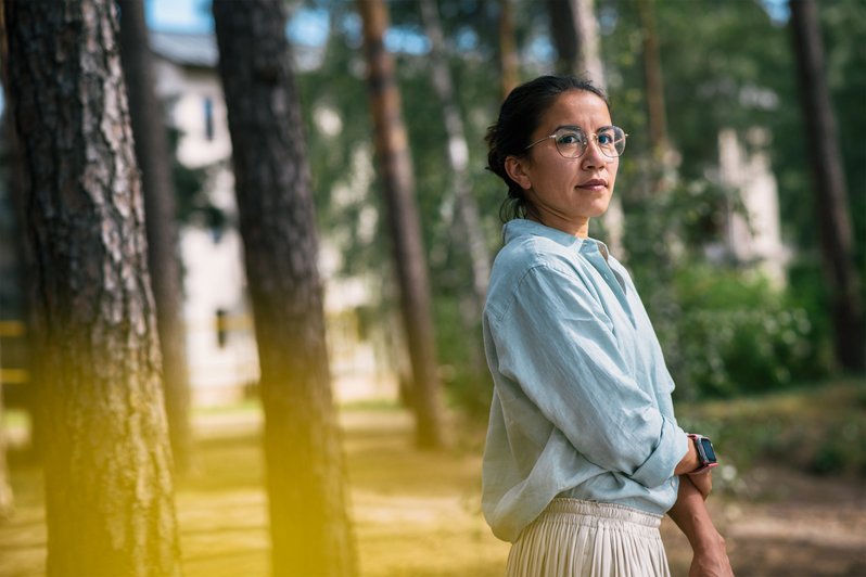 Eine Frau im Profil,  im Hintergrund Bäume: Therapie der Angststörung in heilsamer Umgebung