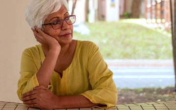 Artikel Frühlingsmüdigkeit alte Frau am Tisch