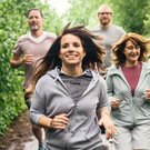 Gruppe an Läufern im Wald