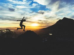 Artikel Borderline: Mann der auf einem Berg springt