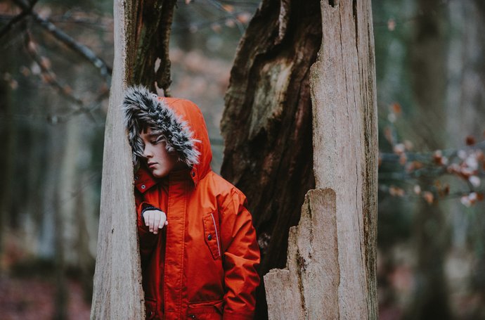 Artikle Winterdepression Kind in roter Jacke