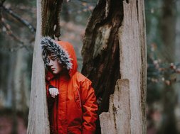 Artikle Winterdepression Kind in roter Jacke