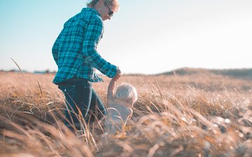 Artikel Weihnachten: Mutter mit Kind in einem Feld