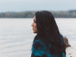 Artikel Tote Mädchen lügen nicht Frau vor Wasser