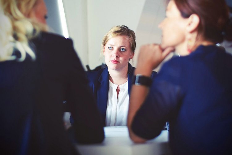 Artikel Bossing Frau in einem Meeting