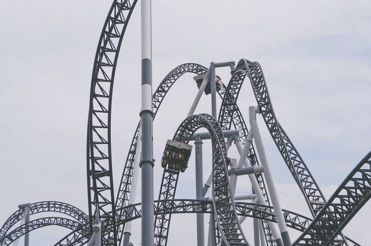 Bipolare Störung - Achterbahn mit dunklem Himmel im Hintergrund