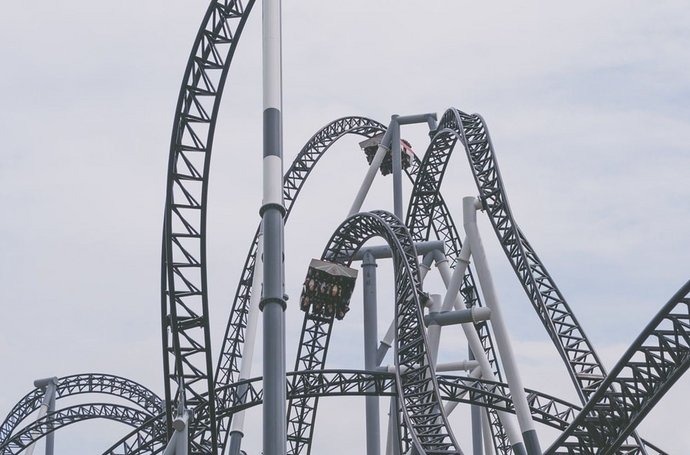 Bipolare Störung - Achterbahn mit dunklem Himmel im Hintergrund