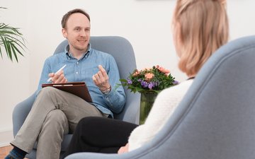 Artikel Placebo und Nocebo: Dr. Andreas Jähne mit Patientin