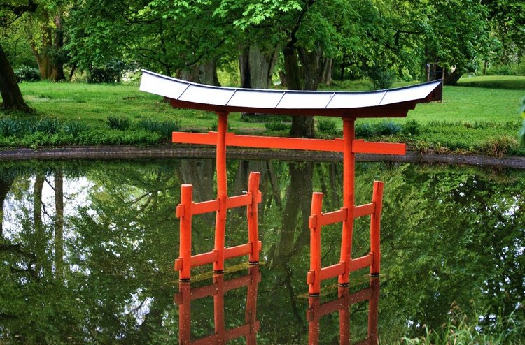 tor im wald asiatisch