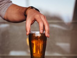 Alkoholverzicht - Hand mit Bierglas