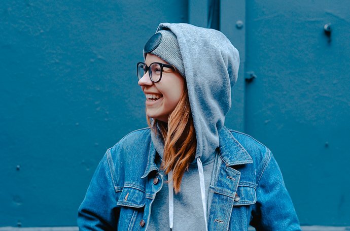 Artikel Essstörungen: Frau in blauen Klamotten vor einem blauen Hintergrund