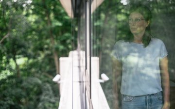 frau vor fenster