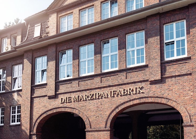 historische Backsteinfassade mit Schriftzug Marzipanfabrik
