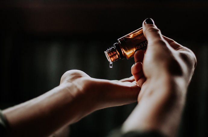 Burnout - Hand mit kleinem Fläschchen