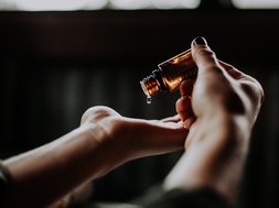Burnout - Hand mit kleinem Fläschchen