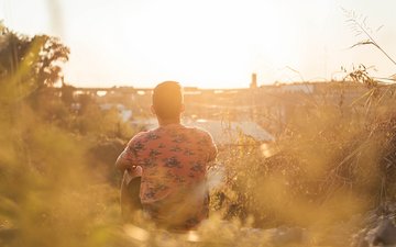 Artikel Meditation: Ein Mann sitzt im Feld