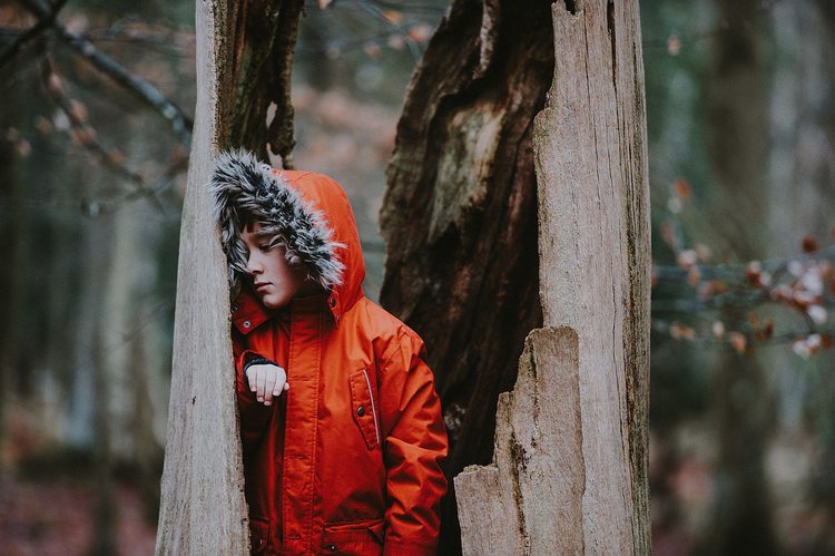 Artikel Eltern: Kind mit roter Jacke im Wald