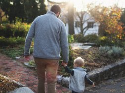 Vater läuft mit seinem Sohn an der Hand