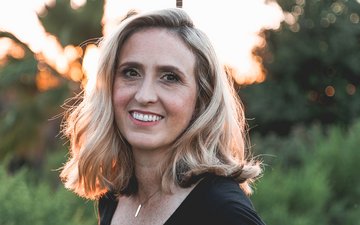 Artikel Psychotherapie: Älterer Frau lächelt in die Kamera