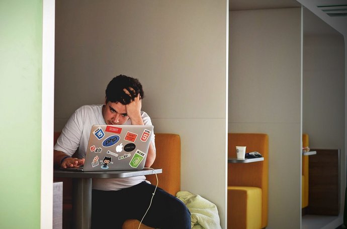 Artikel Medikamentenmissbrauch: Student sitzt verzweifelt am Laptop