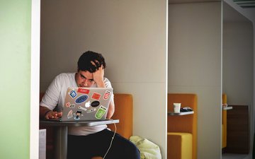 Artikel Medikamentenmissbrauch: Student sitzt verzweifelt am Laptop