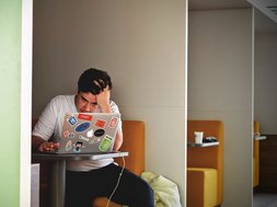 Artikel Medikamentenmissbrauch: Student sitzt verzweifelt am Laptop