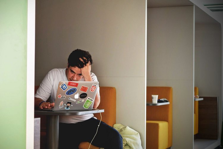 Medikamentenmissbrauch und Leistungsdruck: Student am Laptop