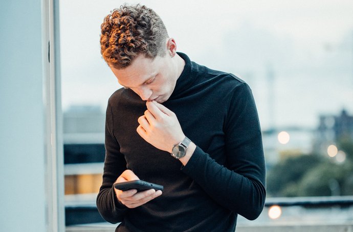 Artikel Zwangsstörung Mann mit Handy in der Hand
