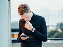 Artikel Zwangsstörung Mann mit Handy in der Hand